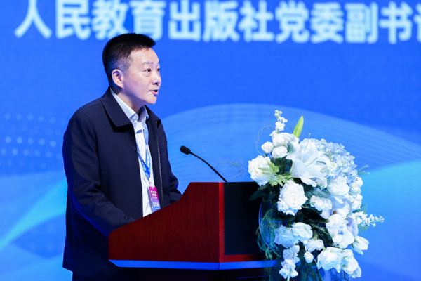 新化教育协会副会长引领变革，铸就未来教育之光