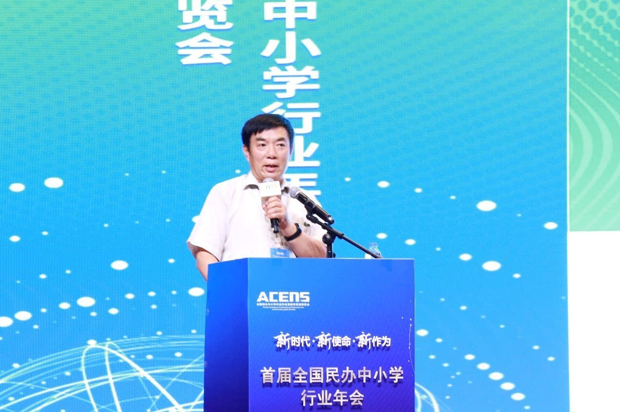 全国教育协会副会长，引领教育改革，塑造未来之光