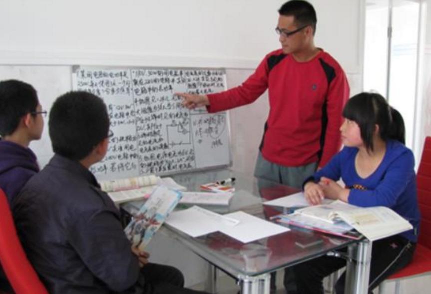 教育部职业教育与成人教育司负责人就教育部关于支持建设国家轨道交通装备行业产教融合共同体的通知答记者问