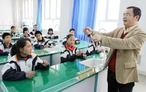 关于关于深化高等学校教师职称制度改革的指导意见的实施与推进，人力资源社会保障部专业技术人员管理司与教育部教师工作司的联合行动