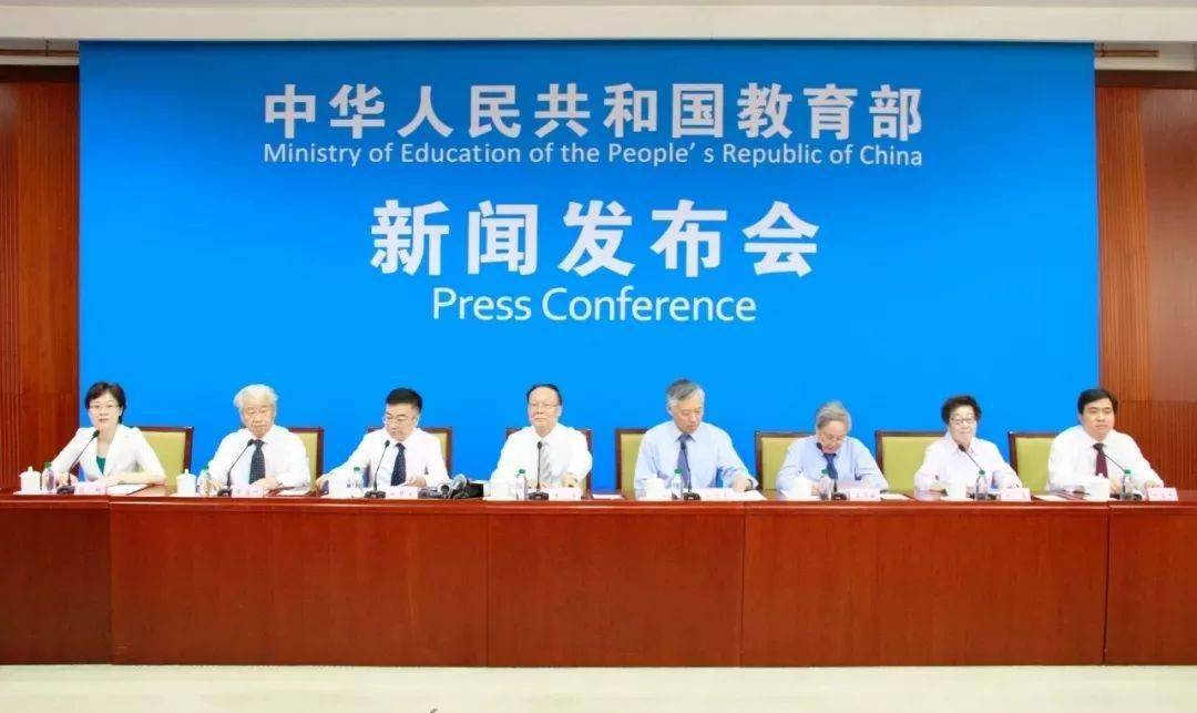 教育部教材局负责人就颁布中等职业学校思想政治、语文、历史三科课程标准答记者问