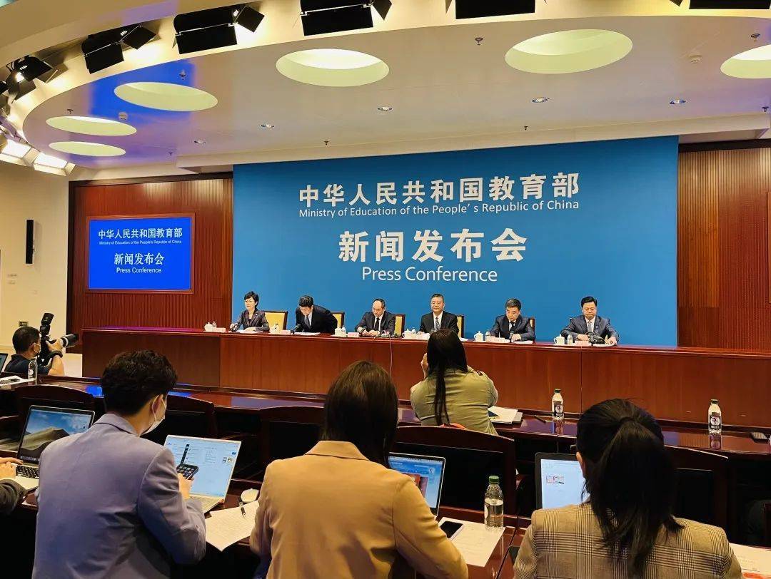 教育部职业教育与成人教育司负责人就发布中等职业学校数学课程标准等五门课程标准答记者问