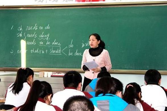 教育部有关负责人就关于减轻中小学教师负担进一步营造教育教学良好环境的若干意见答记者问