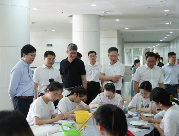 教育部教师工作司有关负责人就中小学幼儿园教师培训课程指导标准（义务教育语文、数学、化学学科教学）答记者问