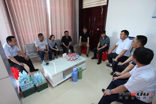 教育部教师工作司有关负责人就中小学幼儿园教师培训课程指导标准（义务教育语文、数学、化学学科教学）答记者问