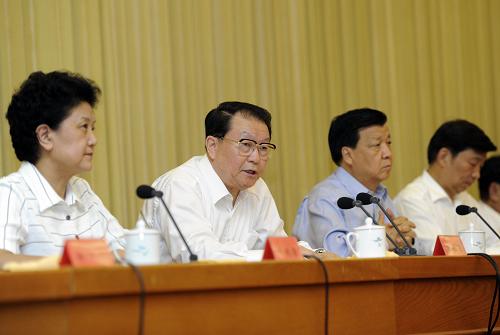 关于加强和改进新形势下高校思想政治工作的解读与探讨