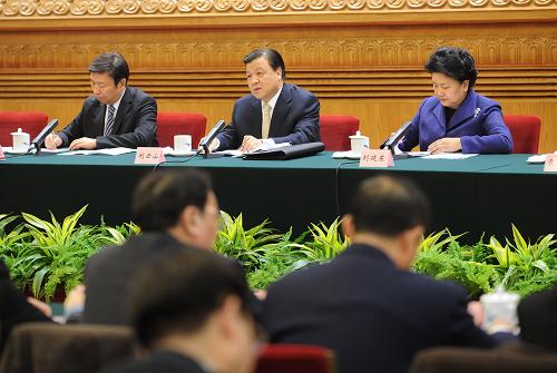 中央宣传部、中央组织部、教育部负责人就关于加强和改进新形势下高校思想政治工作的意见答记者问