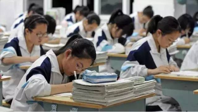 财政部教育部联合答记者问，关于免除普通高中建档立卡家庭经济困难学生学杂费的措施