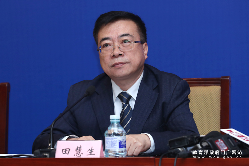 教育部基础教育课程教材专家工作委员会主任委员王湛就三科教材审查工作答记者问