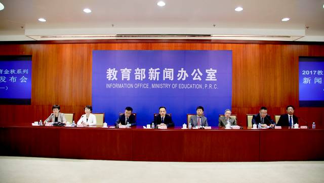 教育部基础教育课程教材专家工作委员会主任委员王湛就三科教材审查工作答记者问