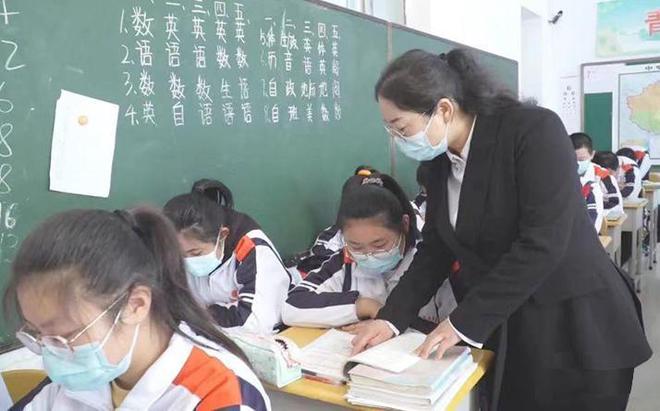 关于加强师范生教育实践的回答记者问