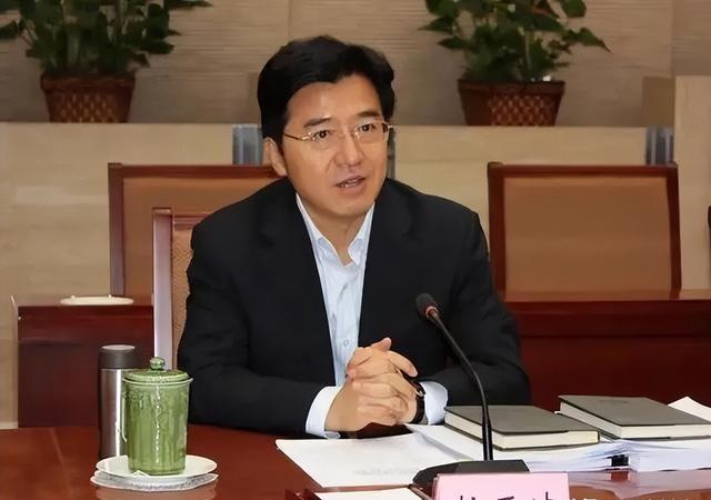 教育部教师工作司负责人就启动实施卓越教师培养计划答记者问