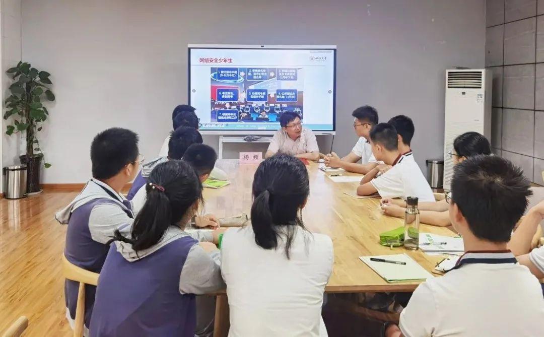 加大高层次科普人才培养力度，实现科学普及与创新的双赢发展