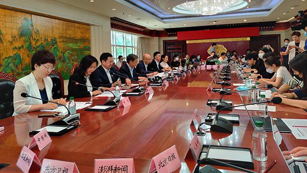 教育部基础教育课程教材专家工作委员会就印发义务教育课程标准（2011年版）答记者问