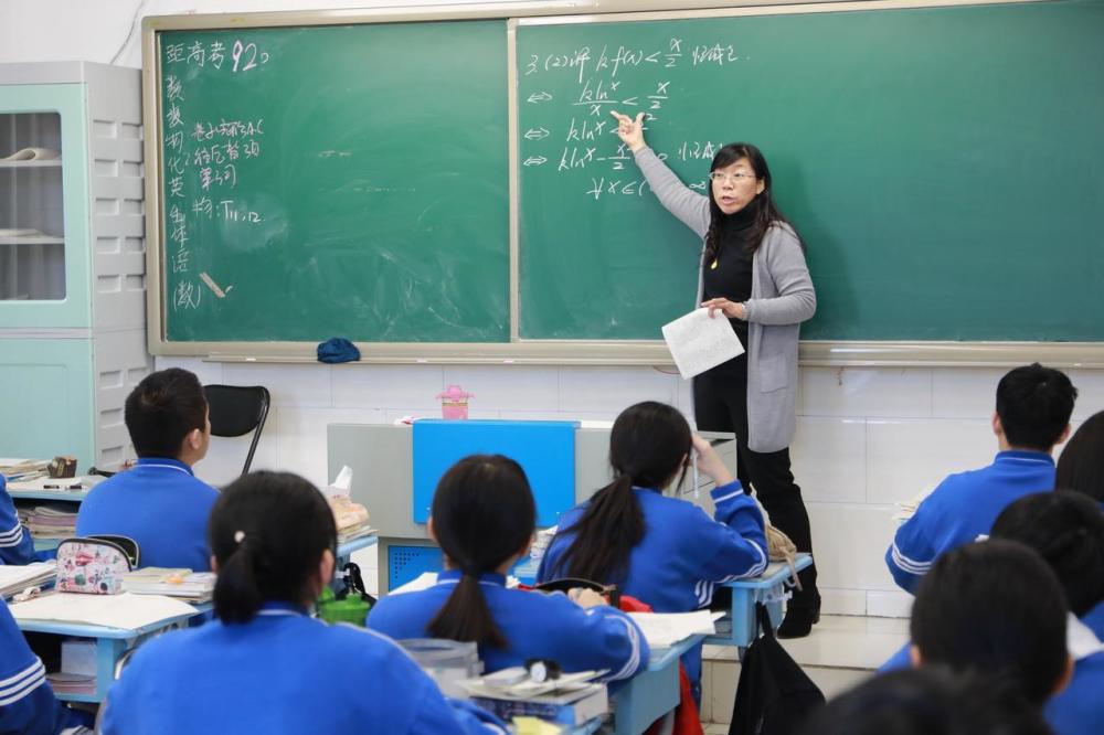 教育部人事司负责人就高等学校教师职业道德规范答记者问
