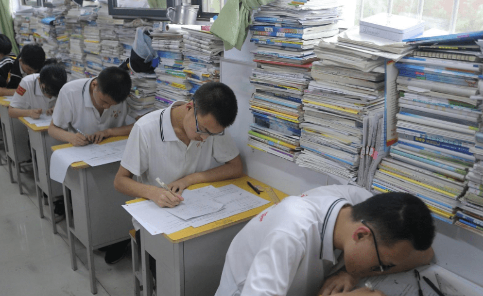教育部基础教育一司负责人就中小学班主任工作规定答记者问