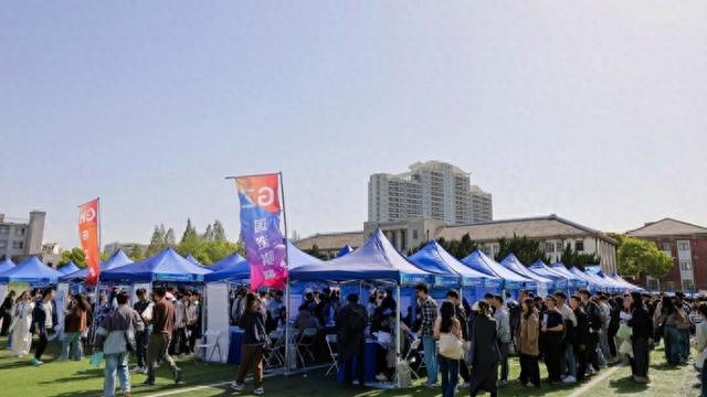 千行万业系列招聘会春季长三角地区高校毕业生专场招聘活动在上海盛大开幕