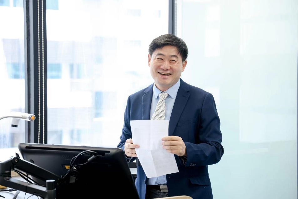 吴岩与新加坡国立大学校长陈永财共商深化教育合作未来