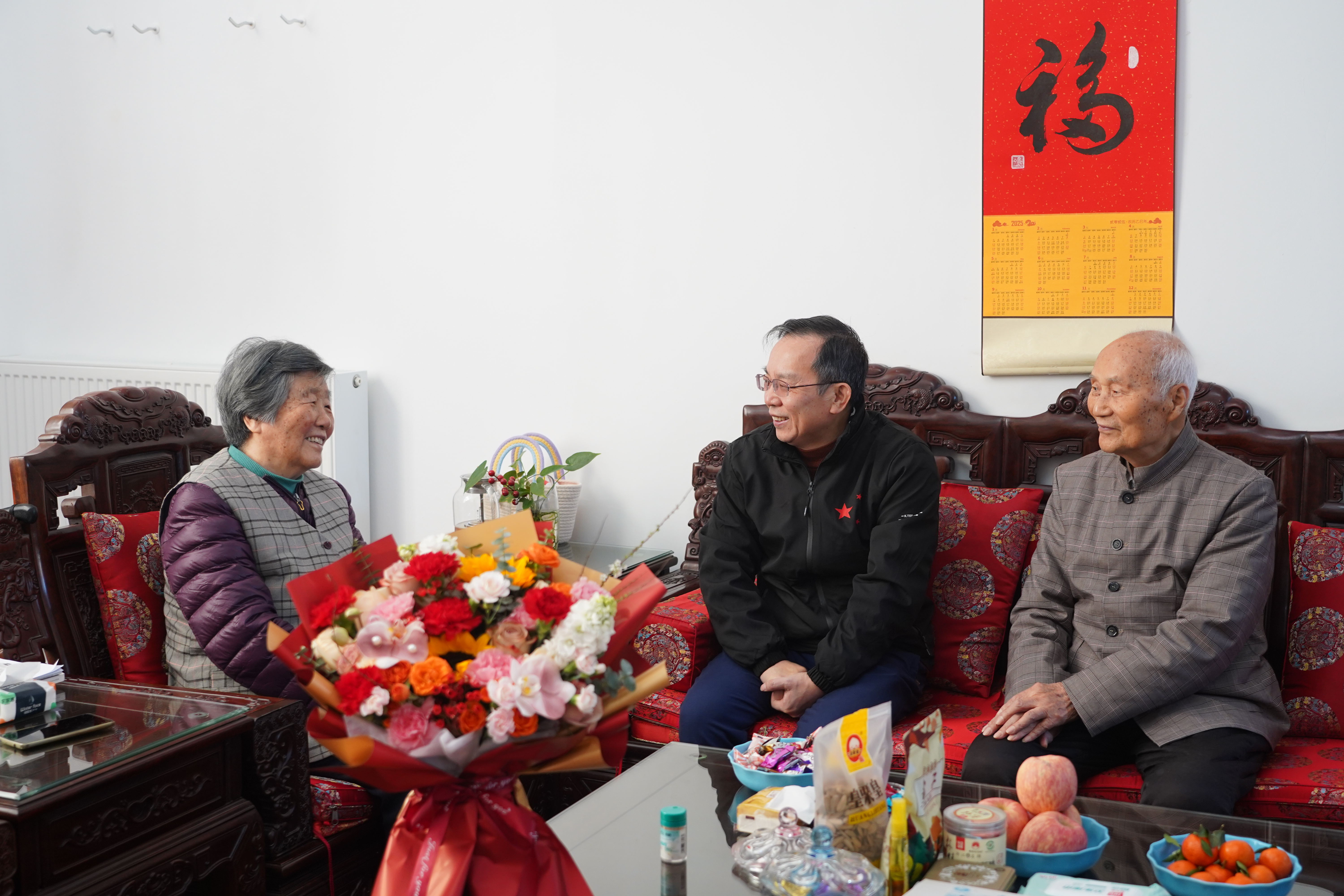 教育部党组同志亲切看望慰问老同志，传递温暖与敬意