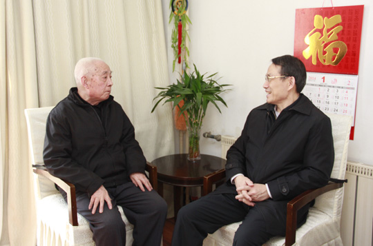 教育部党组同志亲切看望慰问老同志，传递温暖与敬意