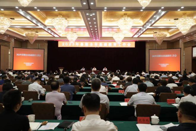 国家基础教育教师队伍建设改革试点工作交流会召开，探讨新时代教师队伍建设的挑战与机遇