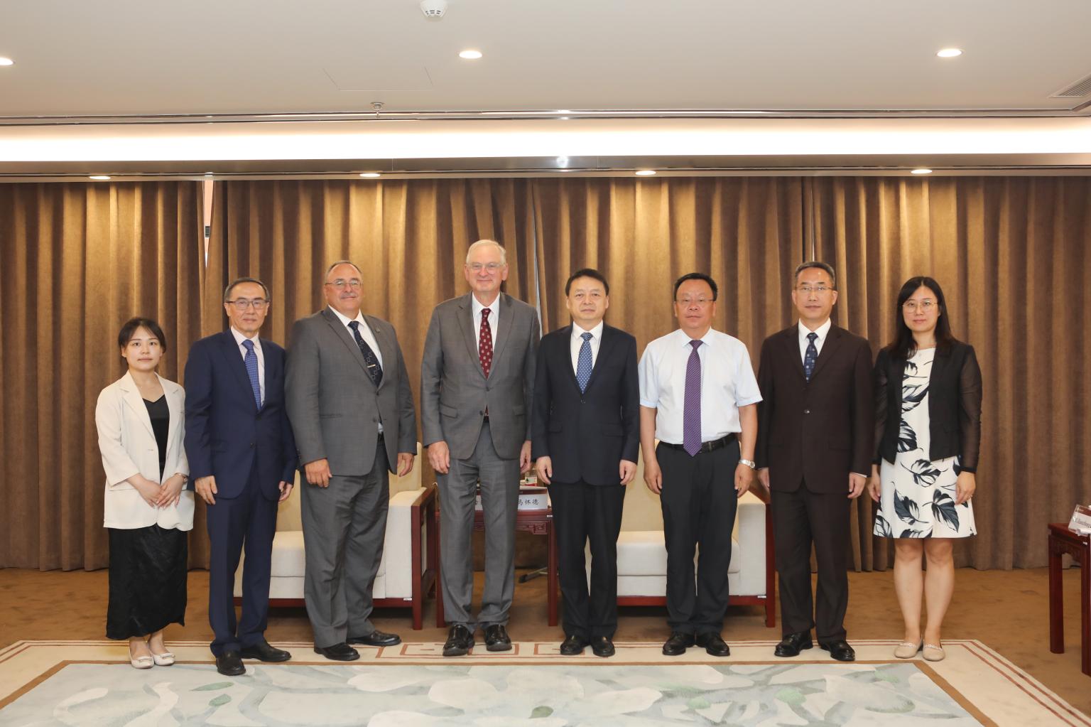 何光彩与加拿大渥太华大学校长弗雷蒙深化教育合作，共绘未来蓝图