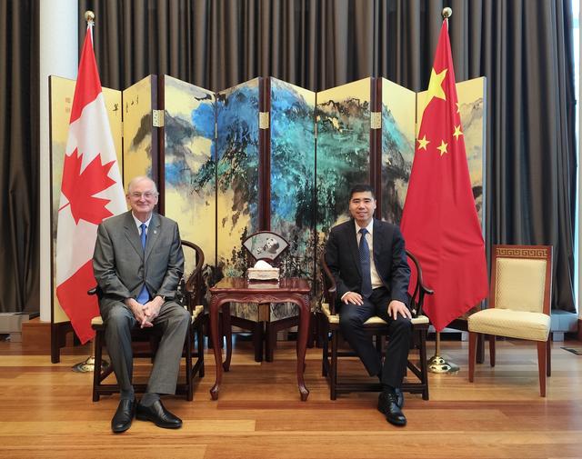 何光彩会见加拿大渥太华大学校长弗雷蒙，深化教育合作，共谋发展未来
