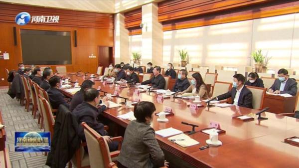 共谋教育发展新篇章，全国教育大会精神座谈会与新疆战略会商会召开座谈会标题