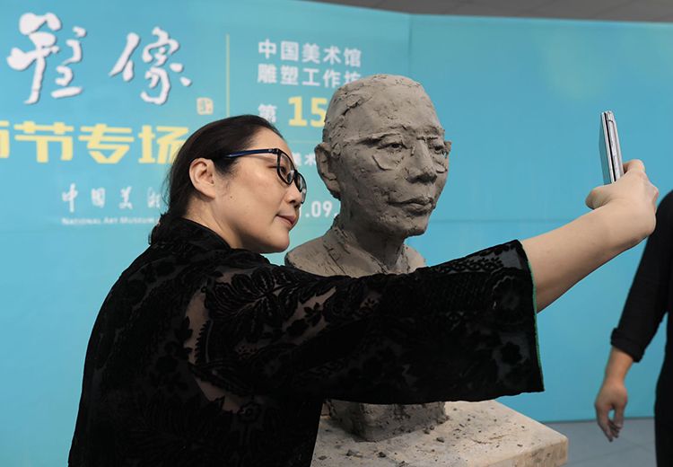为优秀教师代表塑像活动在京隆重举行