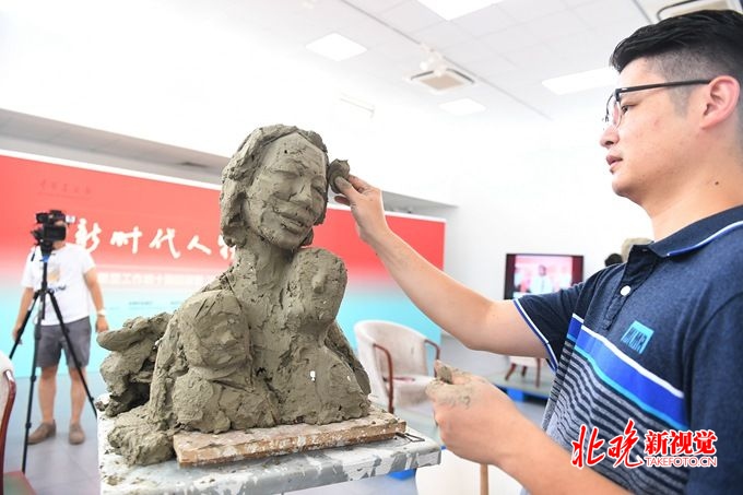 为优秀教师代表塑像活动在京隆重举行