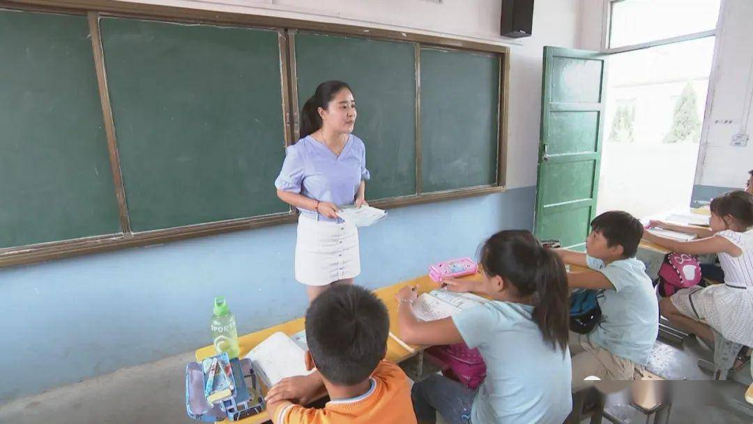 中西部乡村中小学首席教师岗位计划暨乡村优秀青年教师培养支持工作现场推进会召开