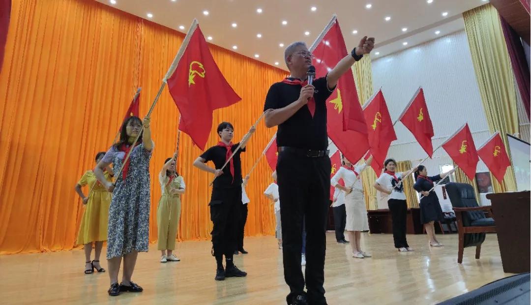 中央党校（国家行政学院）、共青团中央、教育部、全国少工委联合举办全国少先队总辅导员和学校大中队辅导员培训班