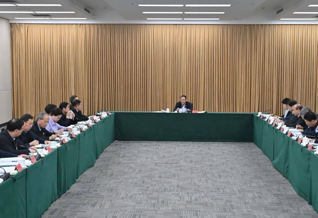 教育部召开理论学习中心组集体学习会，深化理论引领，开启教育现代化新征程