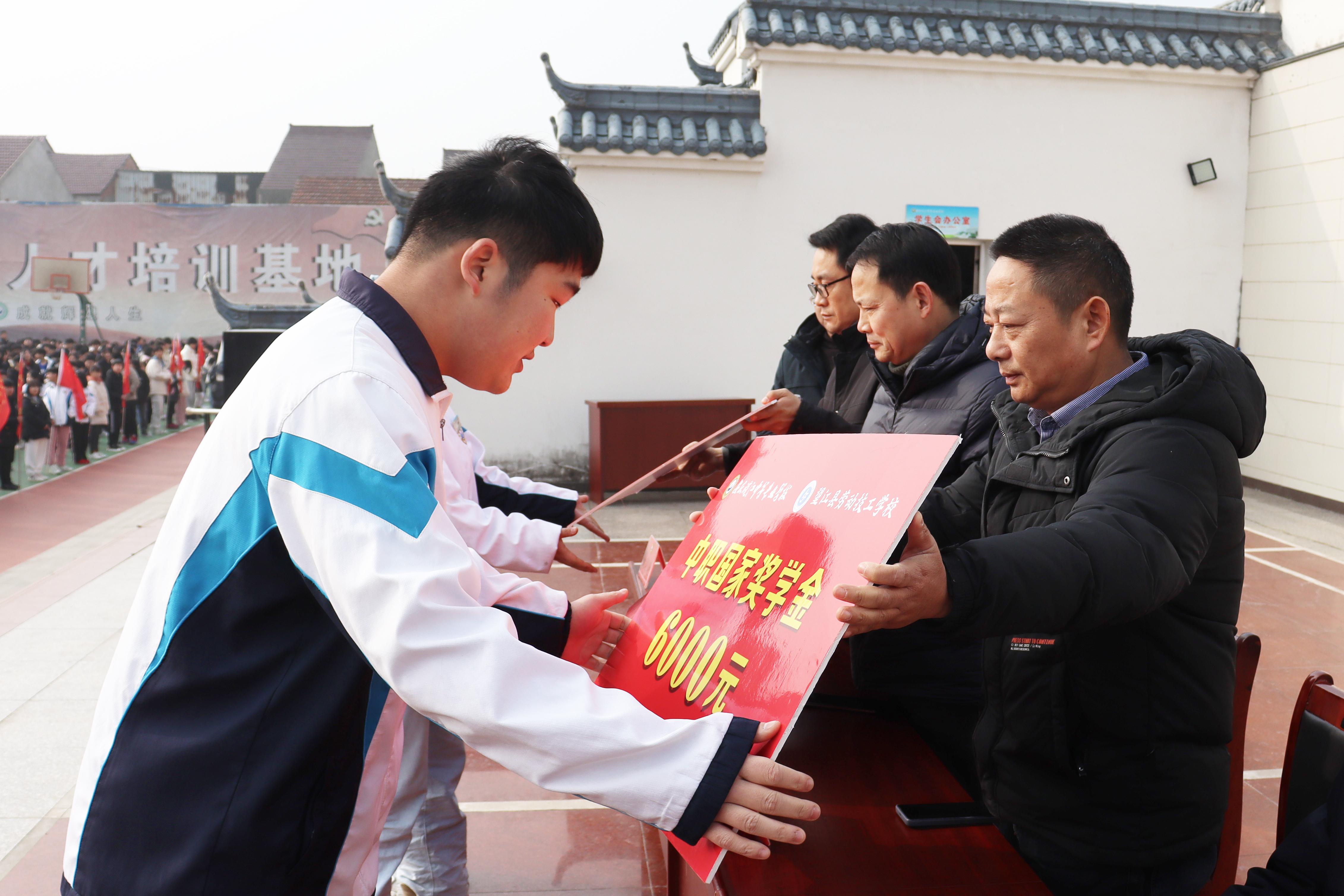 教育部等三部门重塑职业教育价值体系，中等职业教育国家奖学金评审办法印发实施