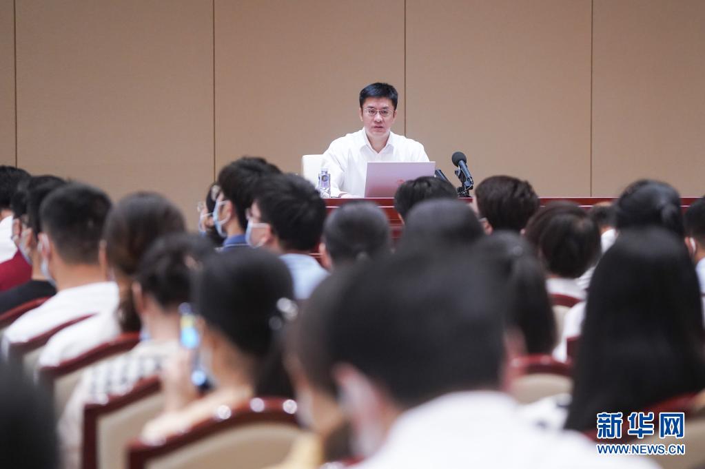 以人民为中心，不断提升教育公共服务水平