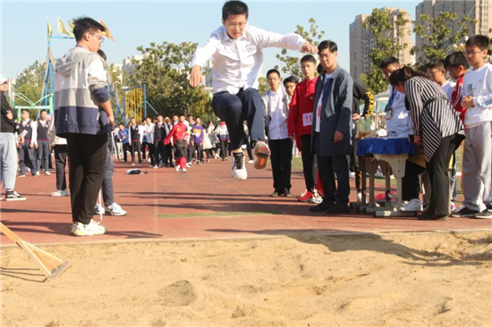 共赴青春盛会，昂扬向上的集结号角